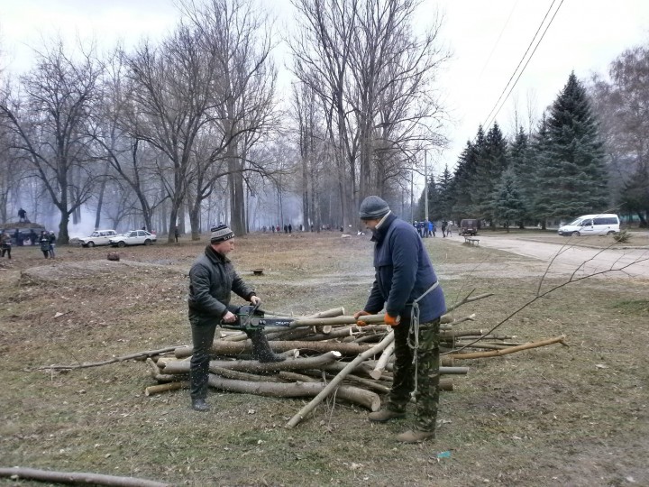 У Чорткові на Тернопільщині жителі міста відновлюють парк