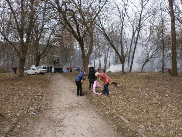 У Чорткові на Тернопільщині жителі міста відновлюють парк