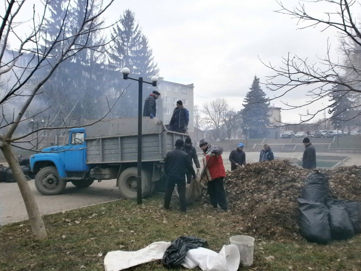 У Чорткові на Тернопільщині жителі міста відновлюють парк