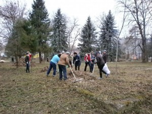 У Чорткові на Тернопільщині жителі міста відновлюють парк