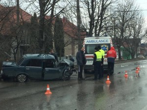 В Тернополі аварія. Чоловік в'їхав у дерево. ФОТО